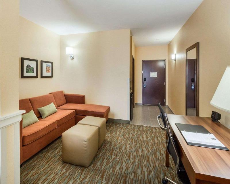 Queen Suite - Non-Smoking image 3