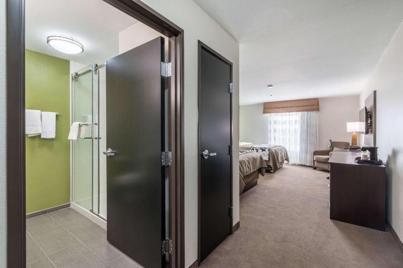 Queen Room with Two Queen Beds - Non-Smoking image 4