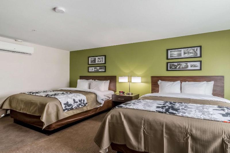 Queen Room with Two Queen Beds - Non-Smoking image 3