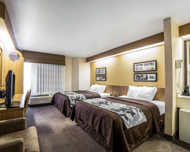 Queen Room with Two Queen Beds - Non-Smoking image 4