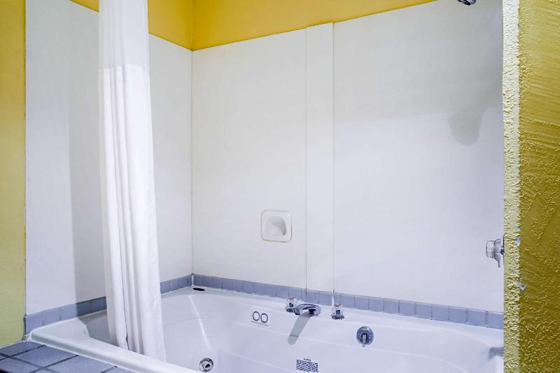 King Suite - Non-Smoking image 4