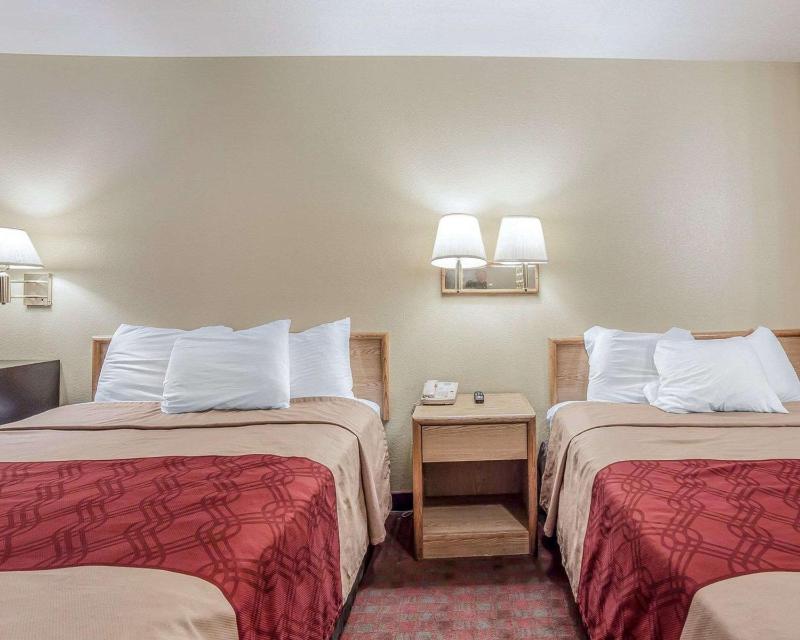 Queen Room with Two Queen Beds - Non-Smoking image 2