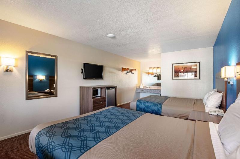 Queen Room with Two Queen Beds - Accessible/Non-Smoking  image 2