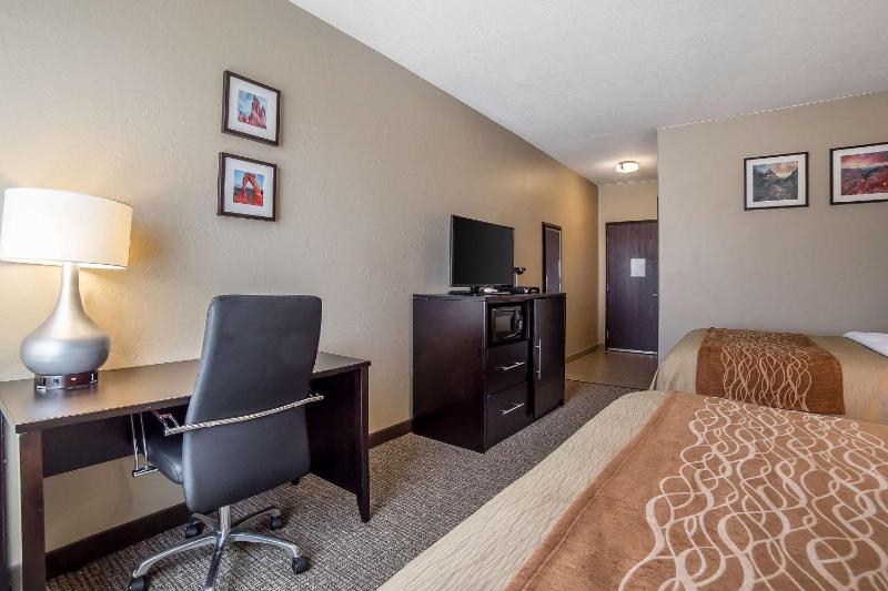 Queen Room with Two Queen Beds - Non-Smoking image 2