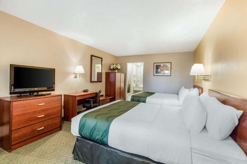 Standard Queen Room with Two Queen Beds image 2