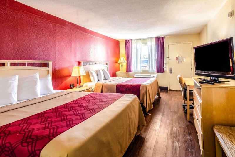 Double Room with Two Double Beds - Smoking image 3