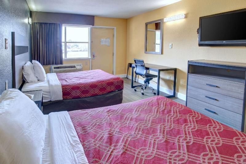 Double Room with Two Double Beds - Smoking image 4