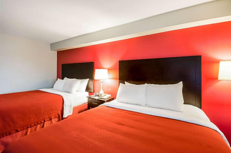 Deluxe Room with Two Queen Beds - Smoking image 2