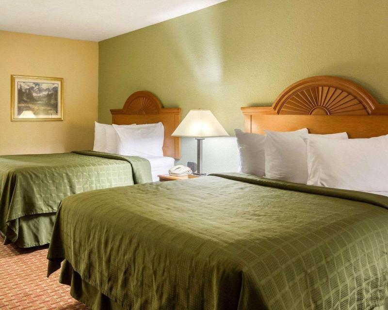 Double Room with Two Double Beds - Smoking image 2
