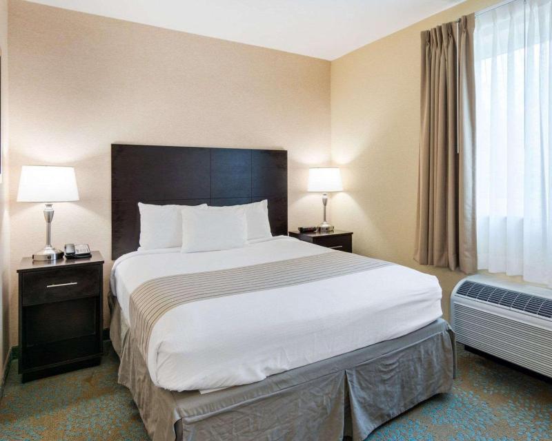 Efficiency Queen Suite - Accessible/Non-Smoking image 3