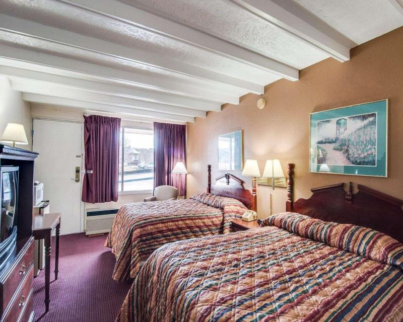 Double Room with Two Double Beds - Smoking image 1