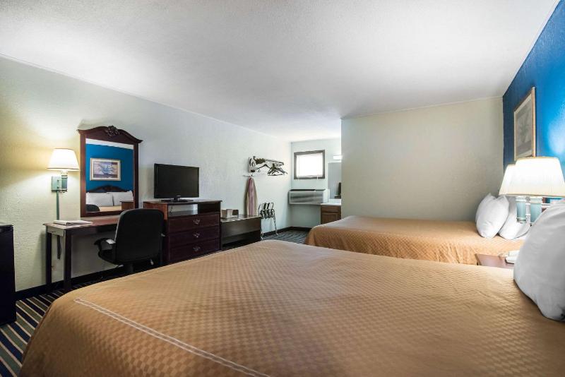 Queen Room with Two Queen Beds - Non-Smoking image 3