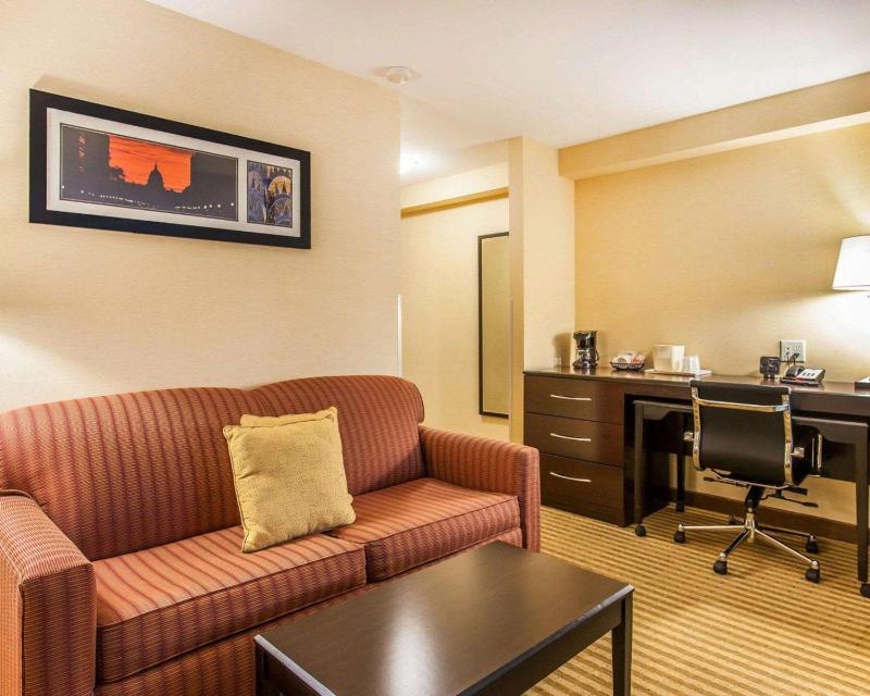 King Suite - Disability Access/Non-Smoking image 3