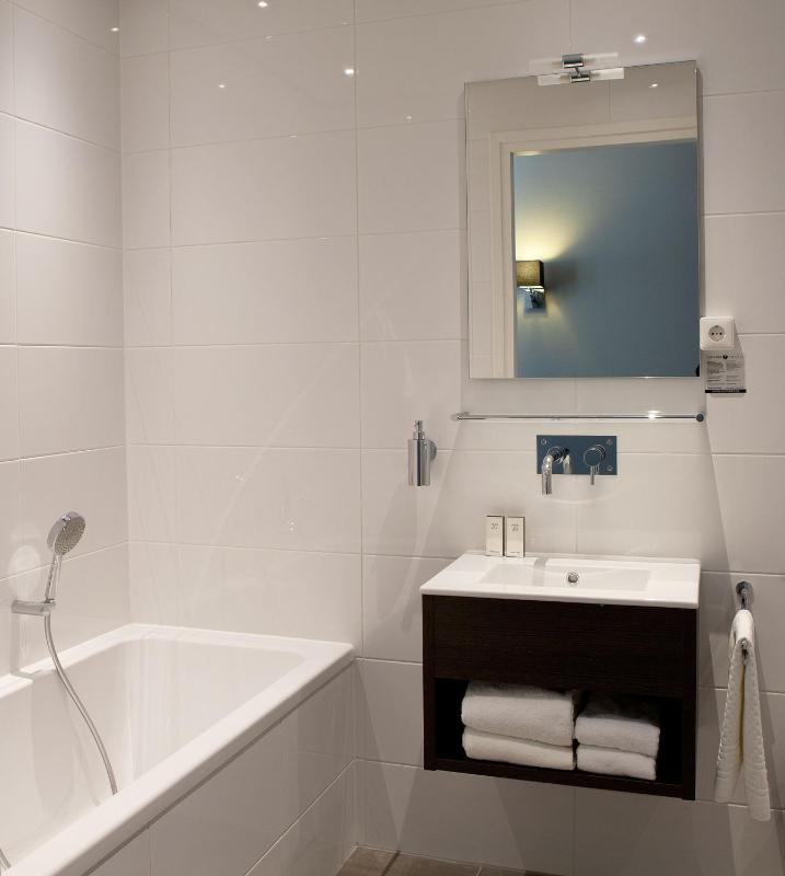 Spacious comfort double room with balcony image 2