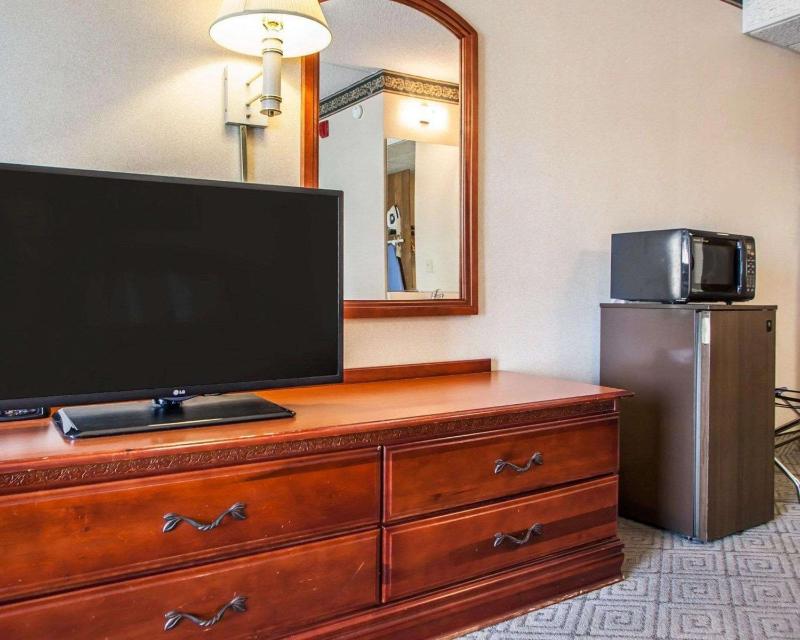 Queen Room with Two Queen Beds - Non-Smoking image 2