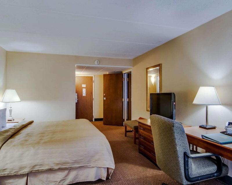 Queen Room - Accessible/Non-Smoking image 3