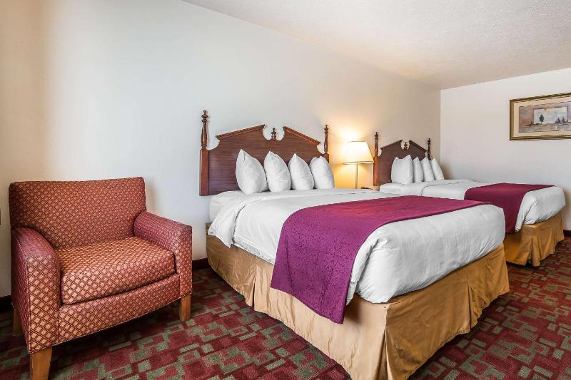 Standard Queen Room with Two Queen Beds - Non-Smoking image 2