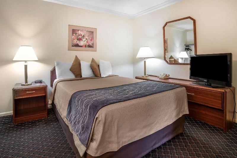 Double Suite with Two Double Beds image 2