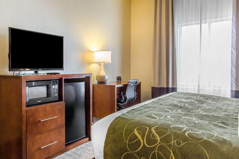 King Suite with Sofa Bed and Spa Bath - Non-Smoking image 4