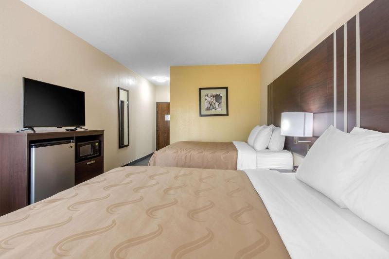 Queen Room with Two Queen Beds - Non-Smoking image 1