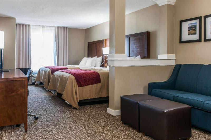 Queen Suite with Two Queen Beds and Sofa Bed image 4