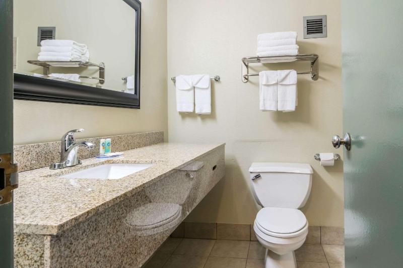 Queen Room - Non-Smoking image 4
