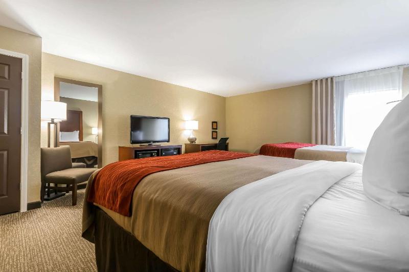 Queen Room with Two Queen Beds image 2