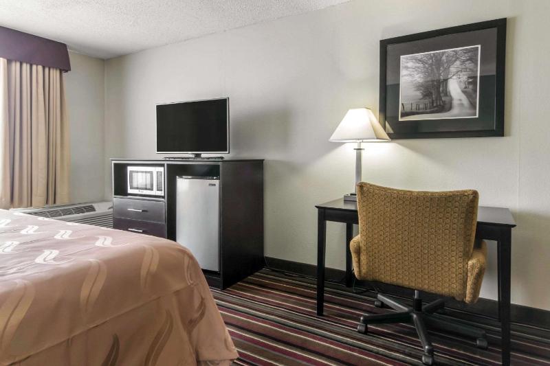Queen Room - Non-Smoking image 2
