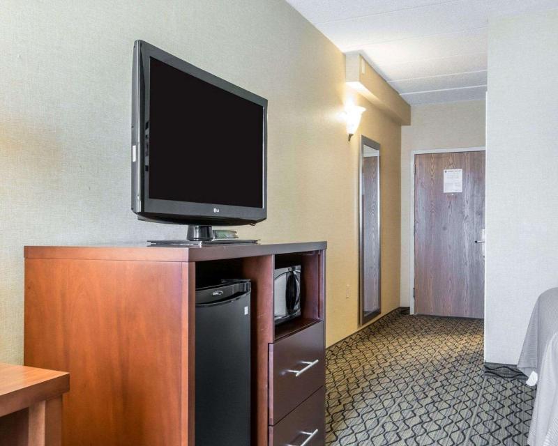 Queen Room with Two Queen Beds- Non-Smoking image 2