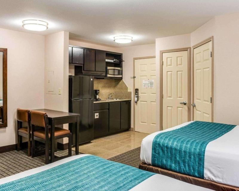 Double Room with Two Double Beds - Smoking image 1