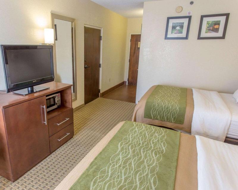 Queen Room with Two Queen Beds - Non-Smoking image 3
