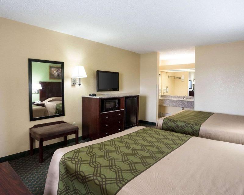 Queen Room with Two Queen Beds - Non-Smoking image 2
