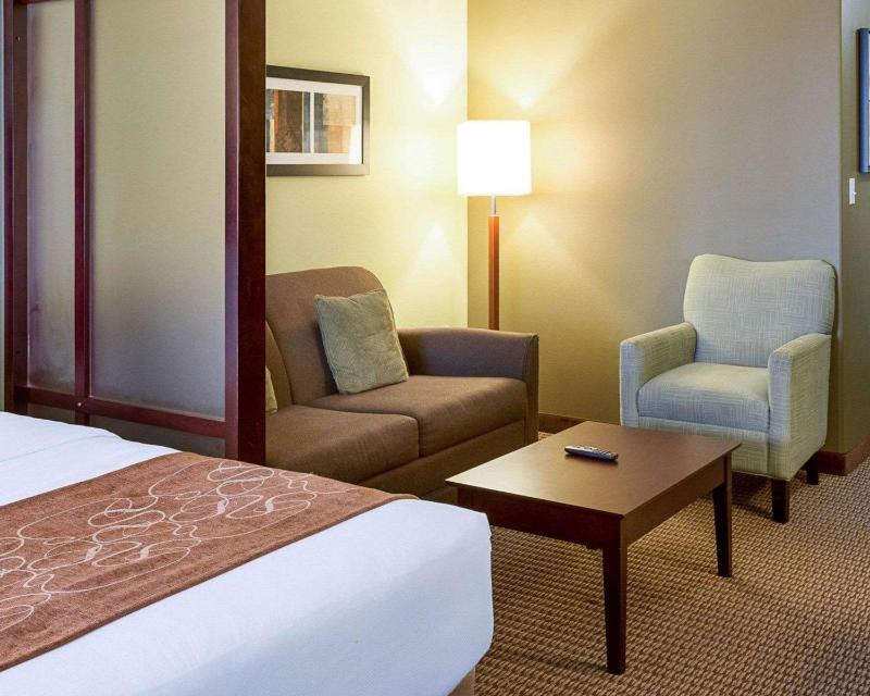 Queen Suite with Two Queen Beds - Non-Smoking image 4
