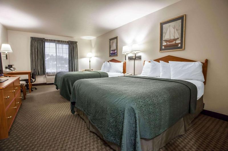 Queen Room with Two Queen Beds - Non-Smoking image 2