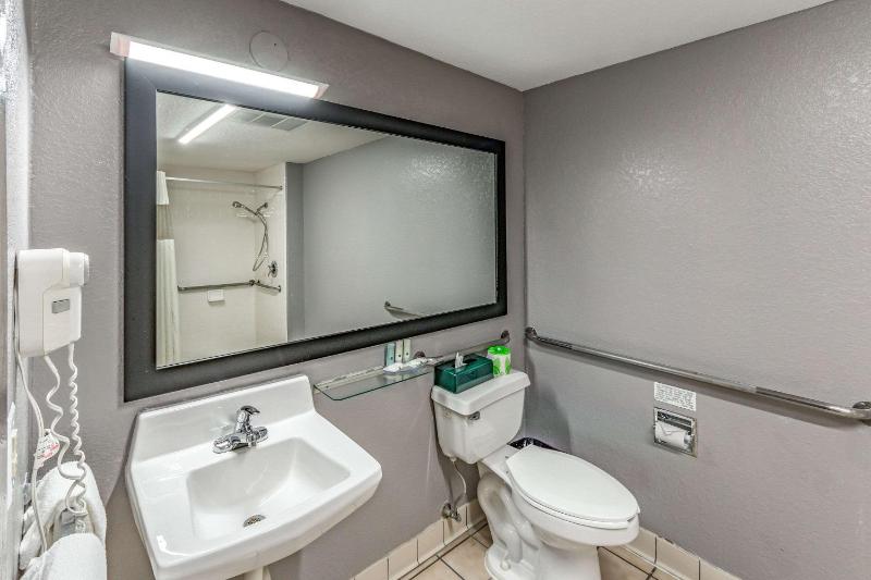 King Room - Accessible/Non-Smoking image 4
