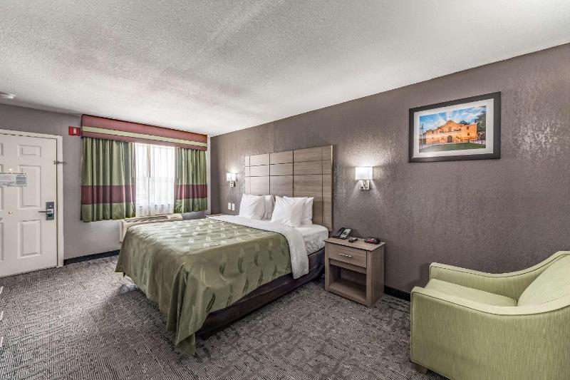 King Room - Accessible/Non-Smoking image 2