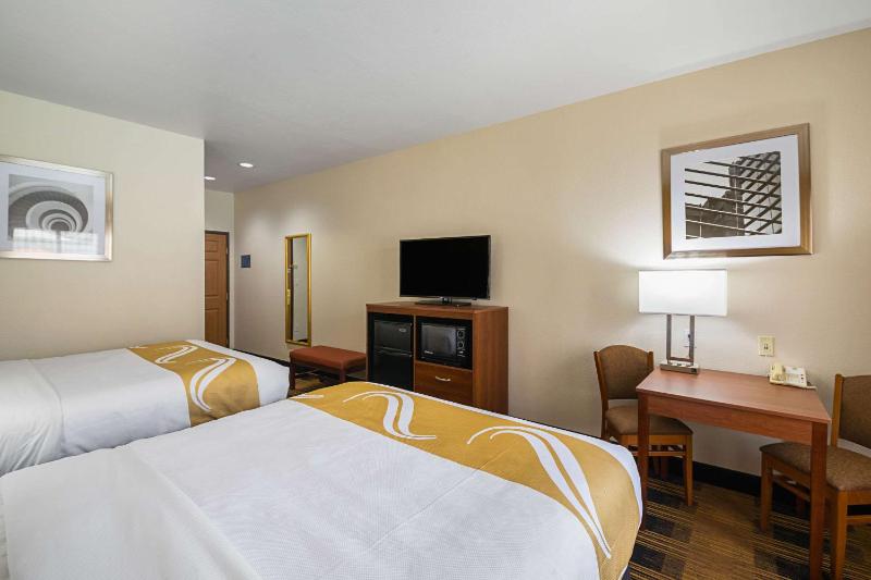 Queen Room with Two Queen Beds - Non-Smoking image 3