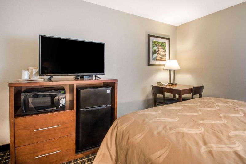 Queen Room with Two Queen Beds - Non-Smoking image 4