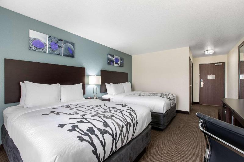 Queen Room with Two Queen Beds - Non-Smoking image 2