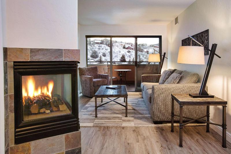 Suite with Mountain View - Non-Smoking image 2