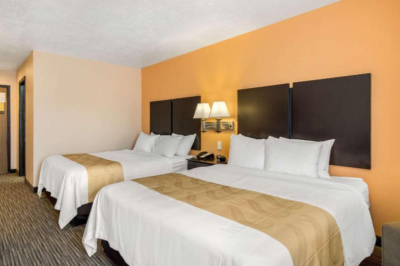 Queen Room with Two Queen Beds - Non-Smoking image 2
