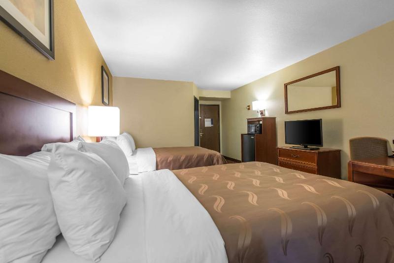 Queen Room with Two Queen Beds - Non-Smoking image 3