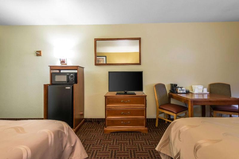 Queen Room with Two Queen Beds - Non-Smoking image 4