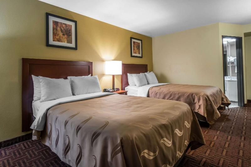 Queen Room with Two Queen Beds - Non-Smoking image 2