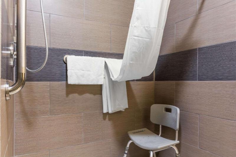 King Room - Accessible/Non-Smoking image 2