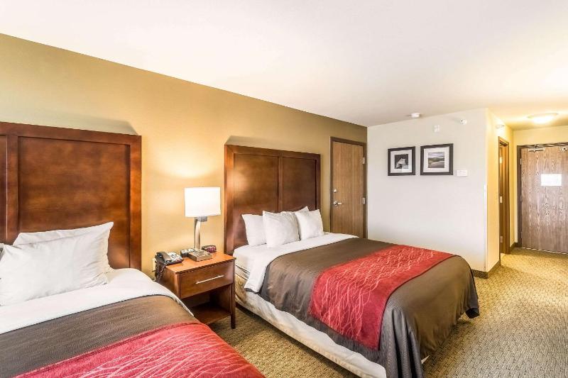 Queen Room with Two Queen Beds - Non-Smoking image 3