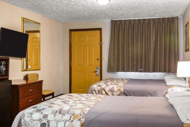 Queen Suite - Non-Smoking image 2