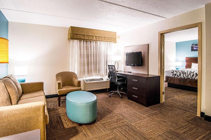 One-Bedroom Suite image 3