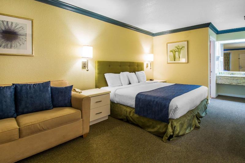 King Room with Sofa Bed - Non-Smoking image 2