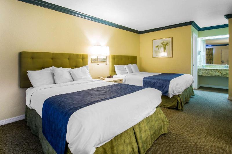 Queen Room with Two Queen Beds - Disability Access/Non-Smoking image 3